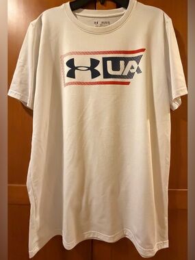 UNDER ARMOUR TSHIRT
BOYS YOUTH XL
EXCELLENT CONDITION